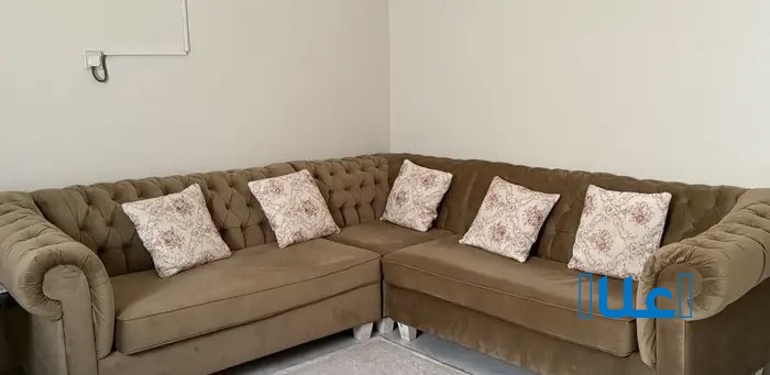 كنب زاويه حرف L لون زيتي مع كرسي 2 مشجر